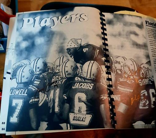 2000 UF FOOTBALL MEDIA GUIDE-Fully Autographed COA